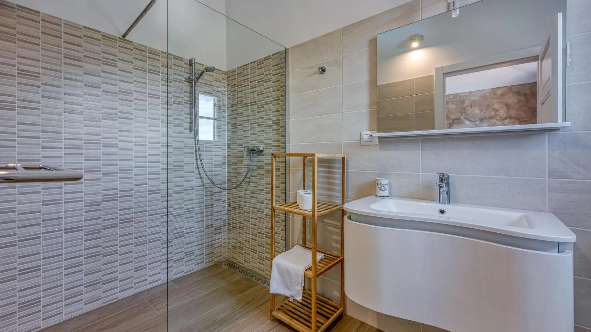 Villa Mali Vareski With Pool - Happy Rentals 0*,  Chorvatsko
