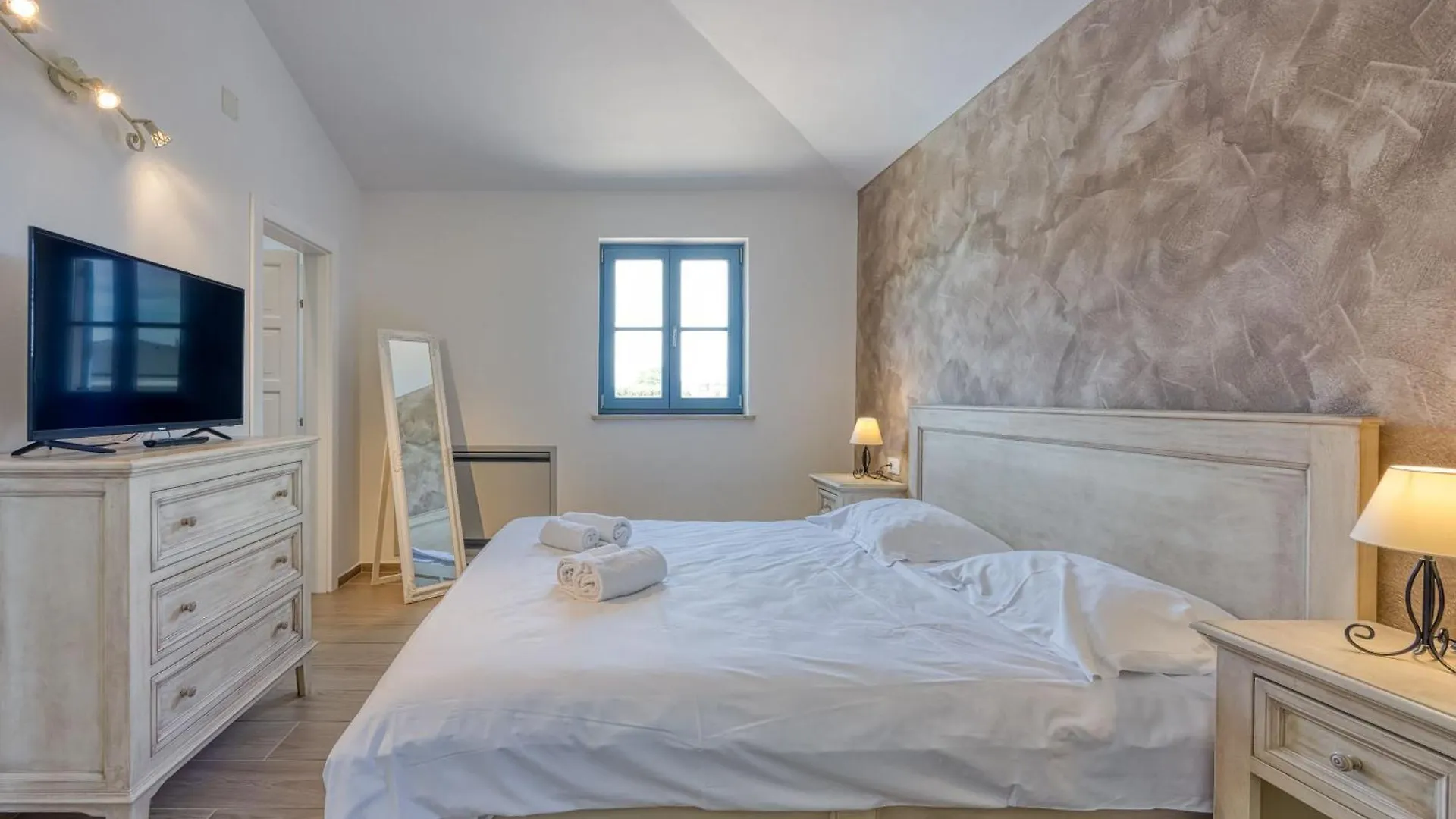 Villa Mali Vareski With Pool - Happy Rentals